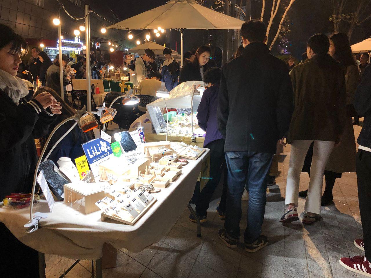 2025 Dongdaemun Night Market Visit! - Enjoy all the attractions from lively DDP night market!